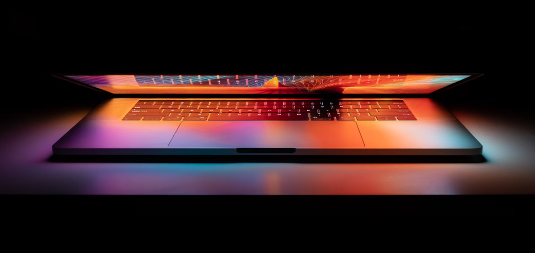 노트북과 주변 기기가 놓인 책상